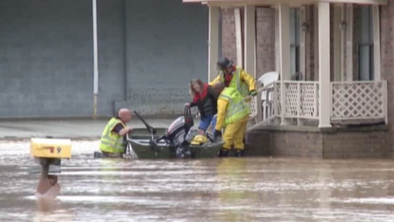 بالفيديو: أمطار وفيضانات تضرب 6 ولايات أمريكية.. السيارات تغمرها المياه والشرطة تتنقل بالقوارب 