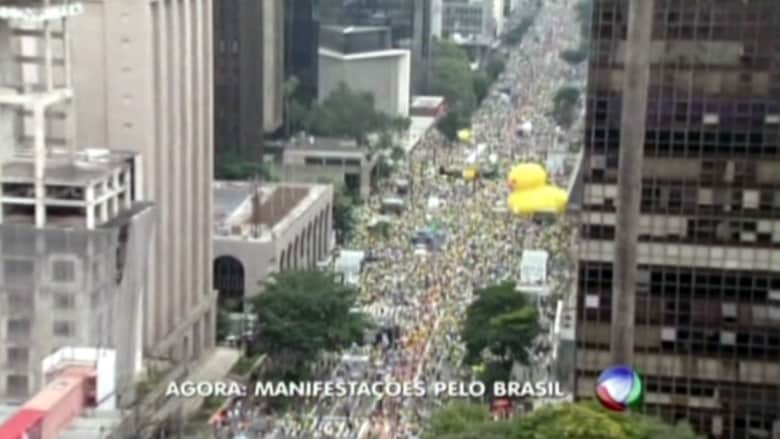 بالفيديو: مئات الآلاف من البرازيليين يطالبون برحيل رئيسة البلاد