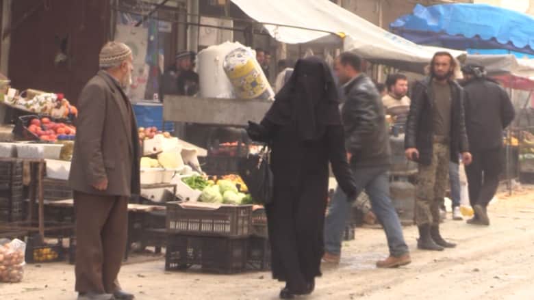 شاهد عدسة CNN في بلدة أريحا السورية أثناء القصف الروسي.. ضربات دموية على سوق شعبية