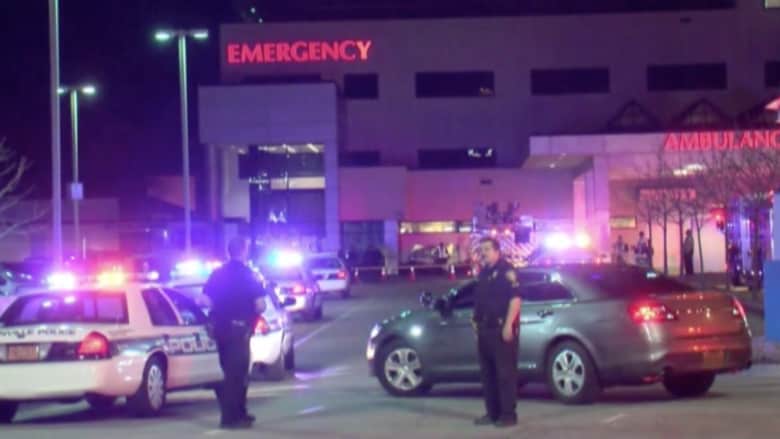 بالفيديو: سائق يخترق بسيارته حائط مستشفى.. ويستقر في الطوارئ