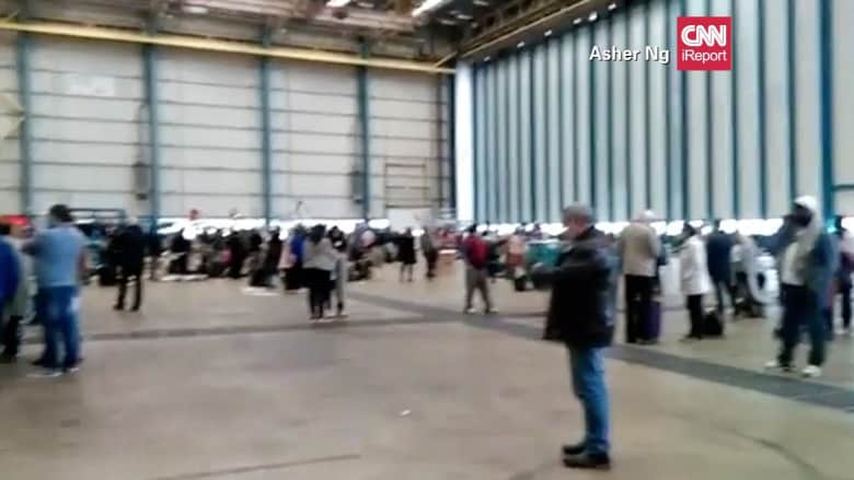 شاهد بعد الهجمات الدامية.. مسافرون يتكدسون في حظيرة الطائرات في مطار بروكسيل 