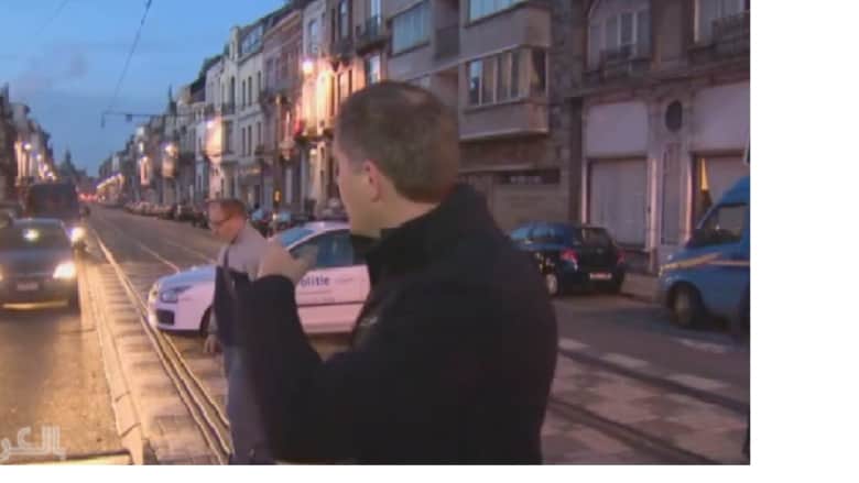 بالفيديو: مراسل CNN قرب منزل مشتبه به خلال مداهمة الشرطة