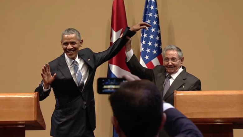 بالفيديو: لماذا رفع كاسترو ذراع أوباما في نهاية المؤتمر الصحفي المشترك؟