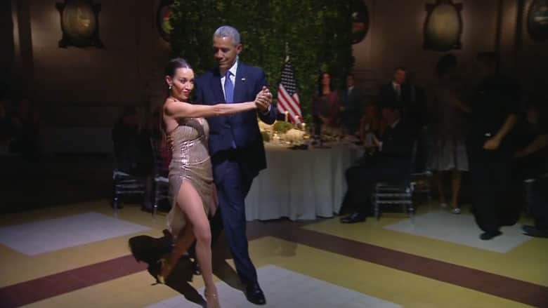 شاهد: أوباما يتمايل مع راقصة التانغو في الأرجنتين.. والنقاد: يبعث رسائل خاطئة بعد تفجيرات بروكسل