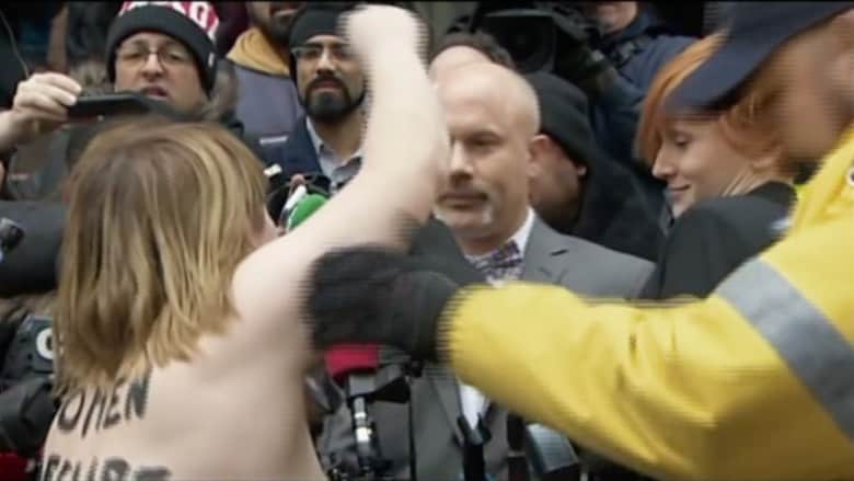بالفيديو: تبرئة مذيع سابق من تهم جنسية على الهواء.. وردة فعل مفاجئة من سيدة!