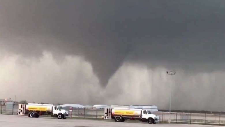 شاهد.. إعصار مرعب يقترب من مطار في أوكلاهوما