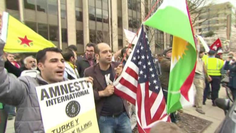 بالفيديو: احتجاجات مؤيدة ومعارضة للرئيس التركي في واشنطن.. ومتظاهرون يهتفون: "إرهابي"