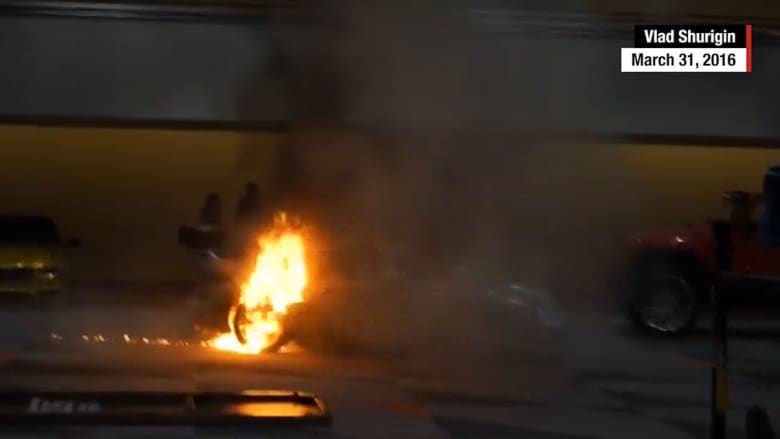 شاهد..  سيارة بورشه فارهة تحترق أثناء معرض للسيارات في نيويورك
