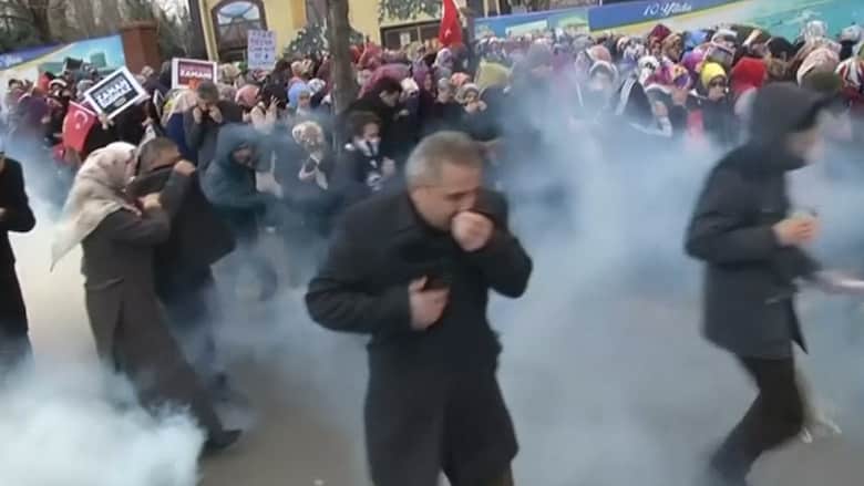 بالفيديو: اشتباكات بين متظاهرين والشرطة التركية بعد فرض الوصاية على أبرز صحف المعارضة