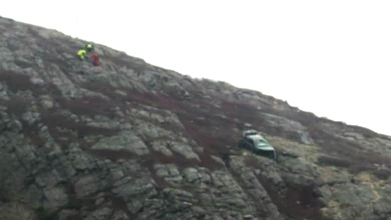 بالفيديو: إنقاذ شابة سقطت سيارتها من على هاوية بجبل في كندا