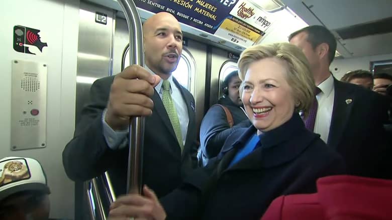 شاهد..هيلاري كلينتون تفاجئ ركاب مترو أنفاق نيويورك
