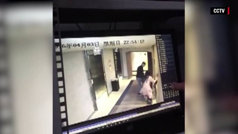 فيديو من كاميرا مراقبة بفندق بالصين.. اعتداء على امرأة أمام غرفتها دون تدخل النزلاء