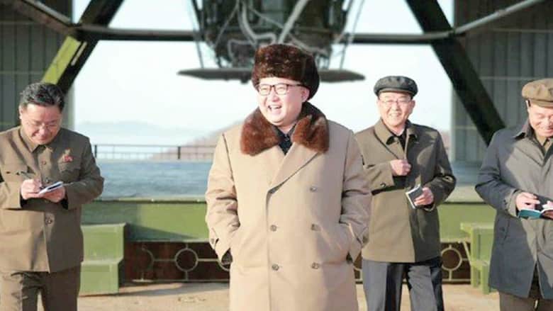 شاهد.. زعيم كوريا الشمالية يشرف على اختبار محرك صاروخ بالستي جديد 