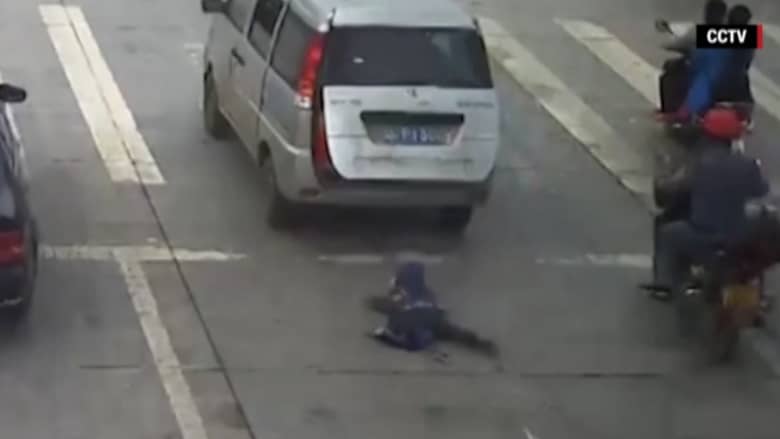 بالفيديو: طفل ينجو من الموت بأعجوبة بعد سقوطه من سيارة متحركة تحت سيارة أخرى