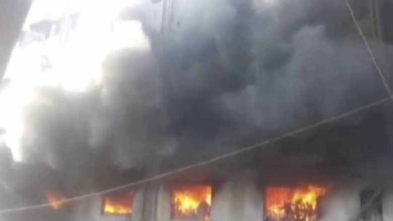 شاهد.. حريق ضخم يحاصر العشرات في مبنى بالهند