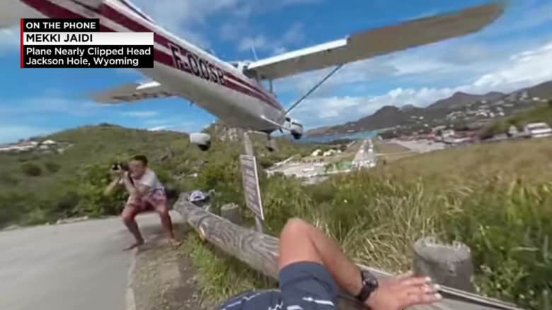 "لحظة مرعبة": شاب يحاول التقاط صورة لطائرة أثناء هبوطها.. شاهد ماذا حدث له!