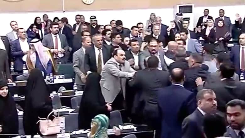 بالفيديو: اشتباكات بالأيدي واعتصامات.. ونواب يصوتون على إقالة رئيس البرلمان العراقي