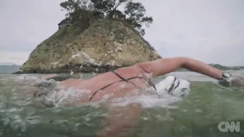 بالفيديو: سباحة تتحدث عن مغامرتها في السباحة بين أسماك القرش 