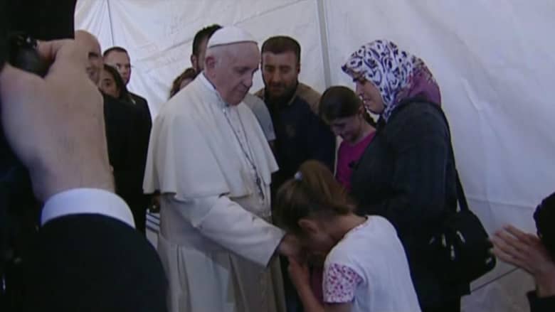 بالفيديو: بابا الفاتيكان يغادر اليونان بـ 12 لاجئا سورياً.. ويؤكد: لستم وحدكم