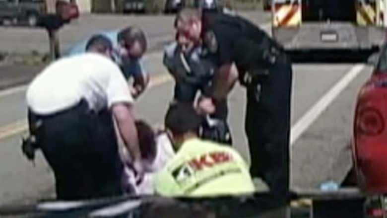 بالفيديو: كاميرا ضابط شرطة توثق عملية إنقاذ سائق سيارة من الموت بالصدفة