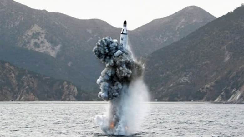 كوريا الشمالية تُطلق صاروخاً بالستياً من غواصة.. وواشنطن: تحول ذلك من نكتة إلى أمر خطير