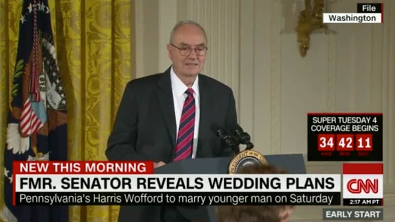 بالفيديو: نائب أمريكي سابق بعمر الـ90.. يعلن مثليته ويوم زفافه من رجل