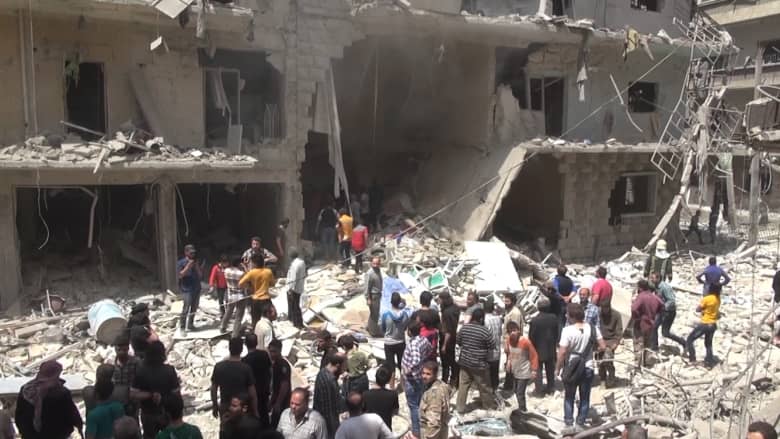 بالفيديو: عشرات القتلى في غارات جديدة على حلب.. وروسيا تنفي قصف مستشفى "القدس"