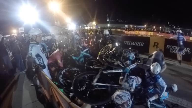 بالفيديو: لحظة تصادم عشرات الدراجات الهوائية .. والسبب!