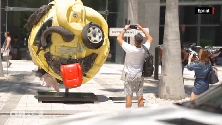 بالفيديو: سيارة محطمة تتحول إلى "إيموجي" لنشر الوعي عن مخاطر المراسلة أثناء القيادة