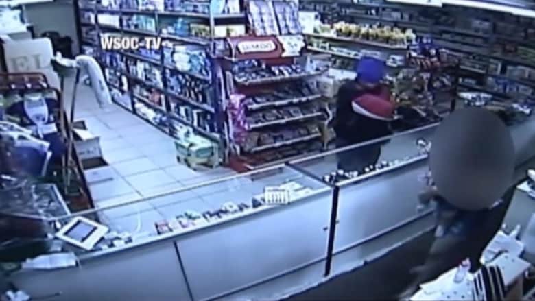 بالفيديو: لص مسلح يهدد موظفة تحمل طفلتها بمتجر في نيويورك