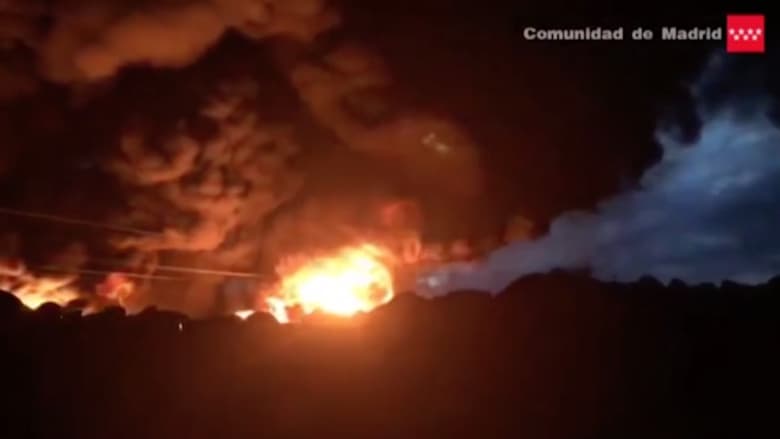 بالفيديو: حريق هائل في مكب للإطارات.. والسلطات الإسبانية تحذر من مواد سامة