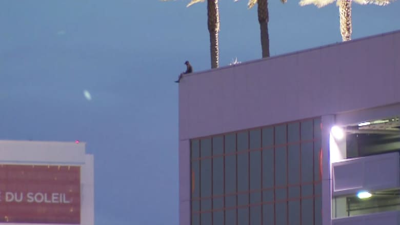 شاهد.. رجل يجلس على حافة برج فندق ترامب الشاهق والشرطة تفاوضه