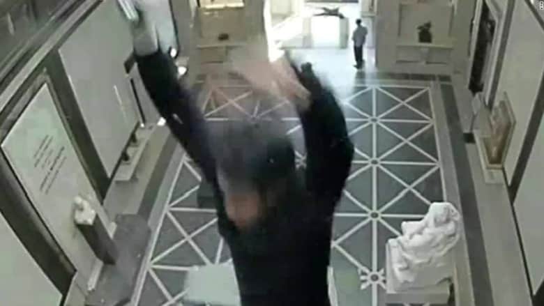 رجل يسقط من سقف زجاجي في متحف.. وأكثر من 7 ملايين دولار لتسوية القضية