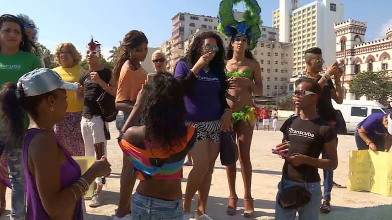 بعد تحسين العلاقات.. نشطاء أمريكيون يشاركون بمسيرات للمثليين في كوبا