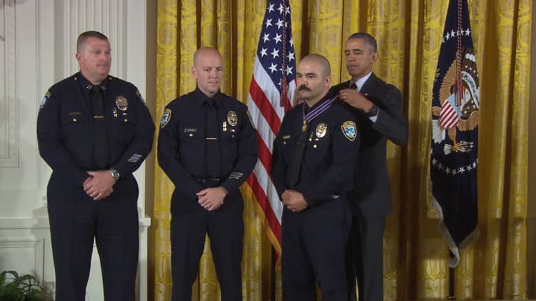 بالفيديو: أوباما يكرم أعضاء الشرطة الأمريكية ويسميهم بـ"شكل المواطنة الأسمى"