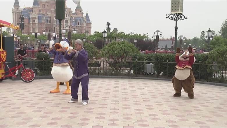 شاهد.. شخصيات ديزني الشهيرة ترقص تاي تشاي أمام الناس