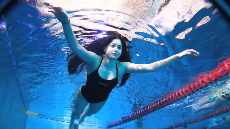 بالفيديو: لاجئة سورية أنقذت أسرتها من الغرق تسبح نحو الأولمبياد