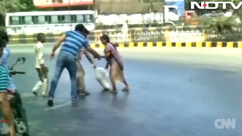 بالفيديو: موجة حر تذيب الطرقات في الهند