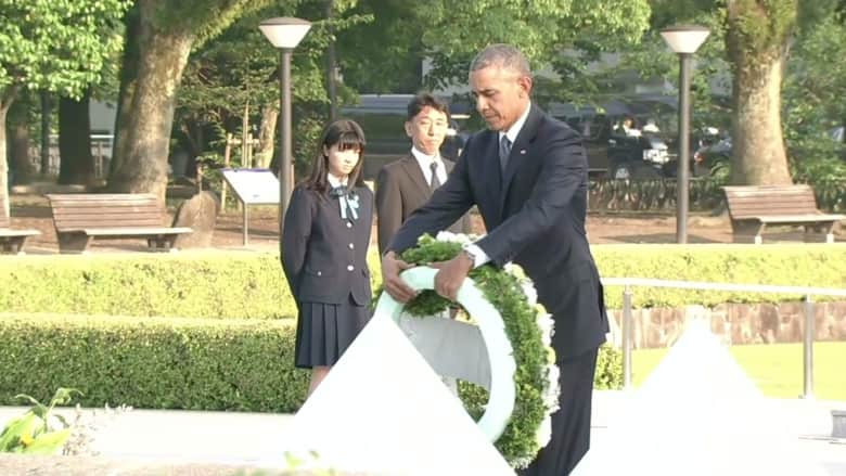 شاهد.. أوباما يضع إكليلاً من الزهور على نصب تذكاري لضحايا هيروشيما