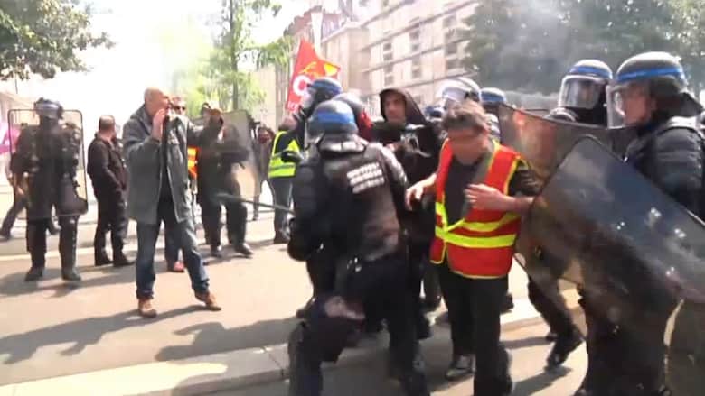 بالفيديو: اشتباكات بين الشرطة الفرنسية ومتظاهرين ضد تعديلات قانون العمل