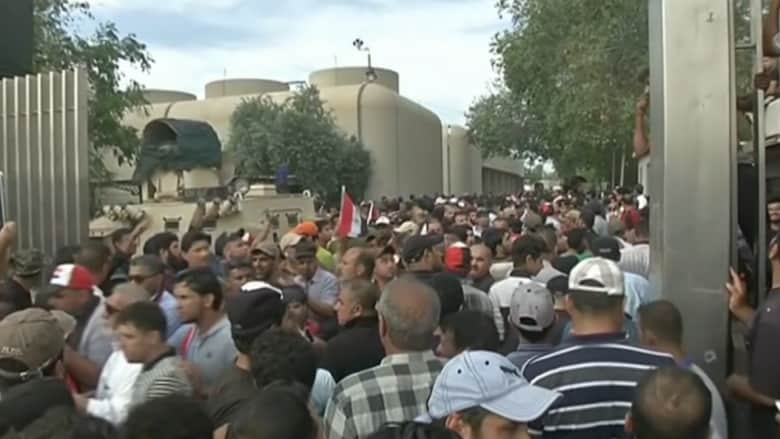 شاهد.. متظاهرون من أنصار الصدر يقتحمون المنطقة الخضراء والبرلمان في بغداد