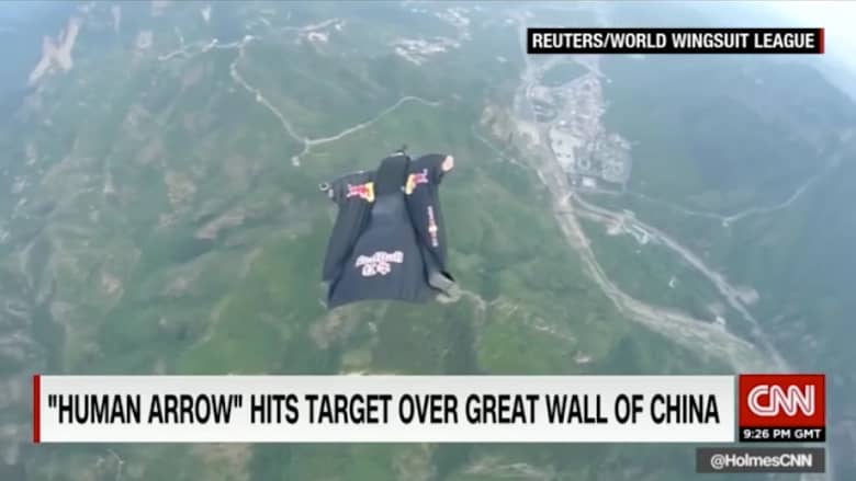 بالفيديو:  قفزة مجنونة من طائرة لشاب أمريكي لإصابة هدف صغير على سور الصين العظيم