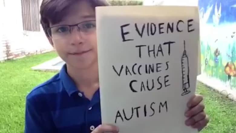 طفل في الـ12 يذهل العالم بحديثه عن مرض التوحّد ومزاعم أن اللقاحات هي ما تسببه