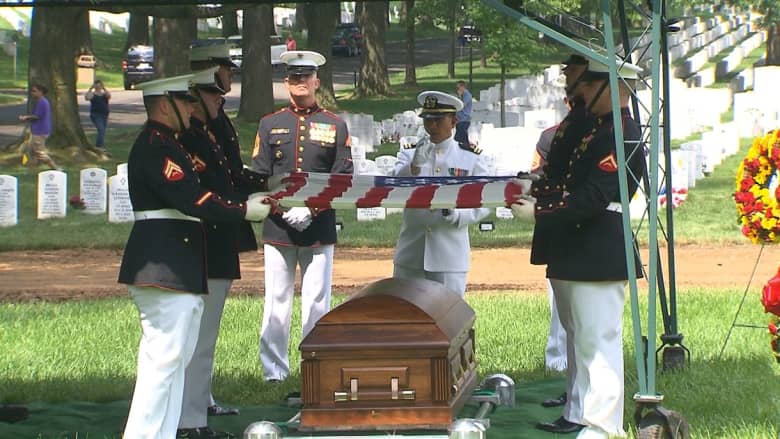 شاهد.. دفن جندي من البحرية الأمريكية بعد 73 عاما من مقتله في الحرب العالمية الثانية
