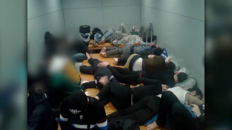 بالفيديو: طالبو لجوء بينهم عشرات السوريين عالقون في مطار بكوريا الجنوبية