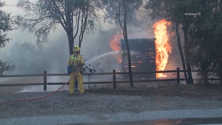 حرائق الغابات في كاليفورنيا تخرج عن السيطرة وإجلاء الآلاف من السكان
