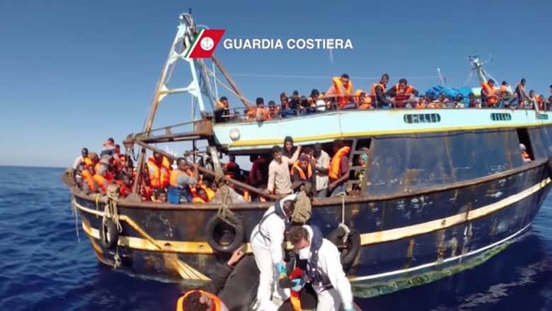 شاهد.. لحظة إنقاذ خفر السواحل الإيطالية لمئات المهاجرين في البحر المتوسط