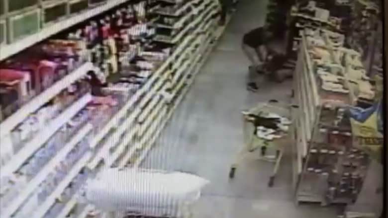 بالفيديو: كاميرا مراقبة تلتقط رجلاً يحاول خطف فتاة من والدتها