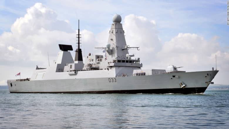 شاهد كيف تتسبب مياه الخليج في تعطيل سفن حربية بريطانية