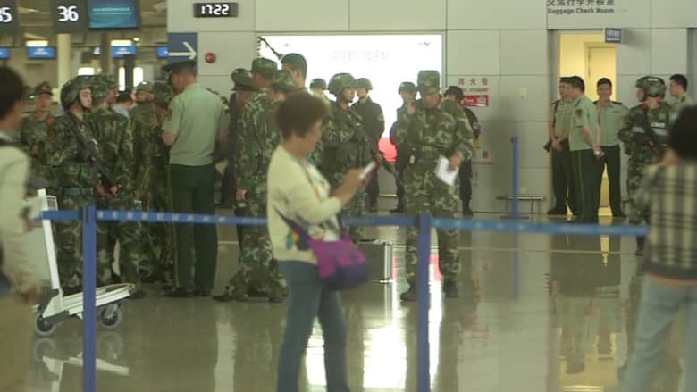 بالفيديو: انفجار في مطار شنغهاي وإصابة 4 أشخاص.. ومنفذ العملية ينحر نفسه